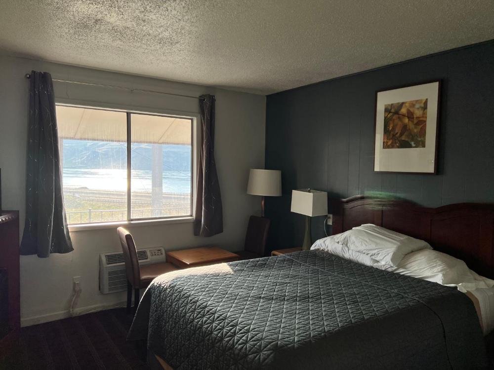 Deluxe Queen Room interior